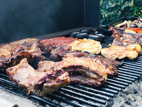¿Qué trucos existen para hacer un asado de tira a la parrilla con marinada de cerveza negra?