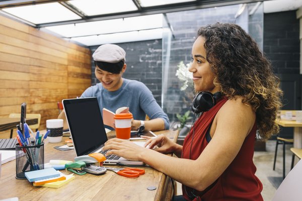 ¿Qué señales indican que un pez dorado necesita un entorno más grande?
