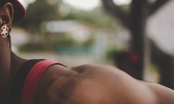 ¿Cuáles son las mejores maneras de llevar una prenda off-shoulder sin perder elegancia?