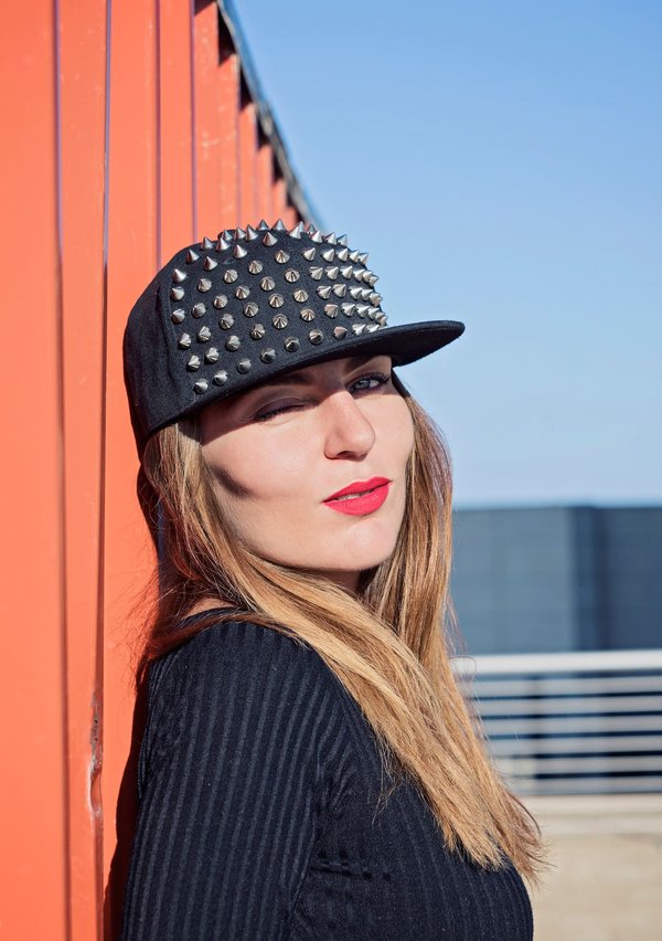 ¿Cómo se puede combinar una prenda con lentejuelas para un look de día?