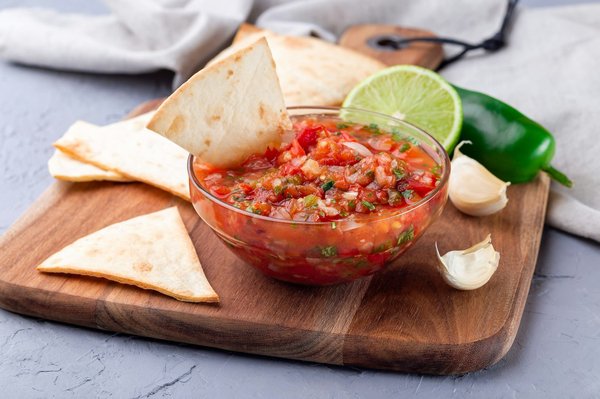 ¿Cómo se prepara una salsa de tomate frito casera con tomates maduros y aceite de oliva?