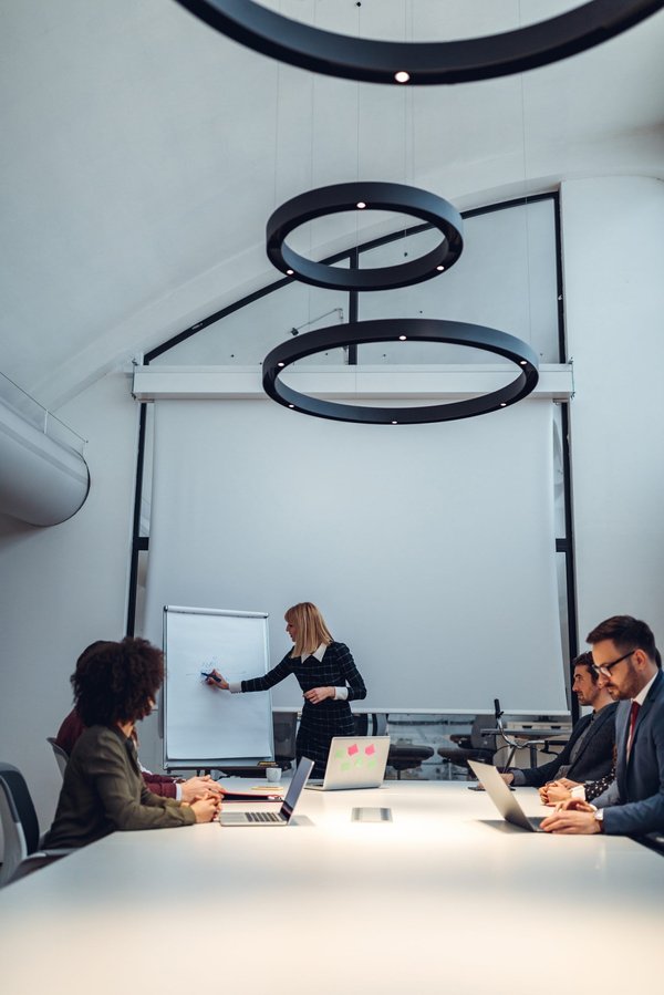 ¿Cuál es el impacto de la robótica avanzada en la productividad industrial?