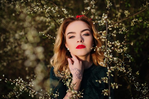 ¿Cómo maximizar el impacto visual de un anillo de cóctel en una cena de negocios?